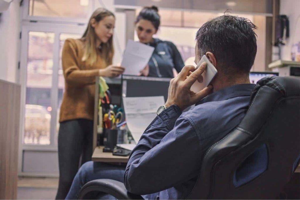 KIlka osób w niewielkim biurze