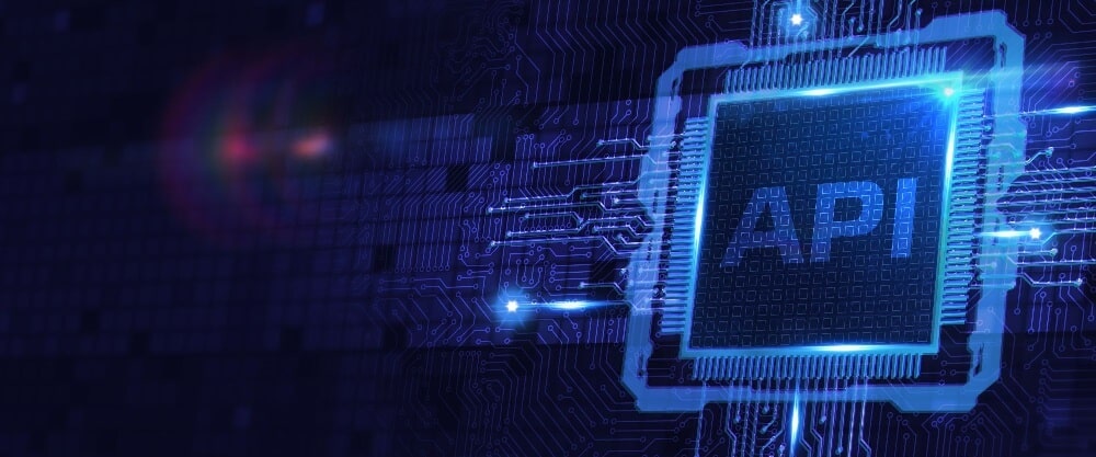 abstrakcyjna grafika w ciemnej tonacji kolorystycznej; po prawej stronie duży napis „API” znajdujący się na obiekcie przypominającym procesor