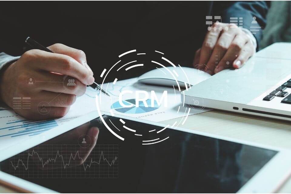 Grafika przedstawiająca mężczyznę siedzącego przy komputerze – w domyśle korzystającego z Salesforce CRM