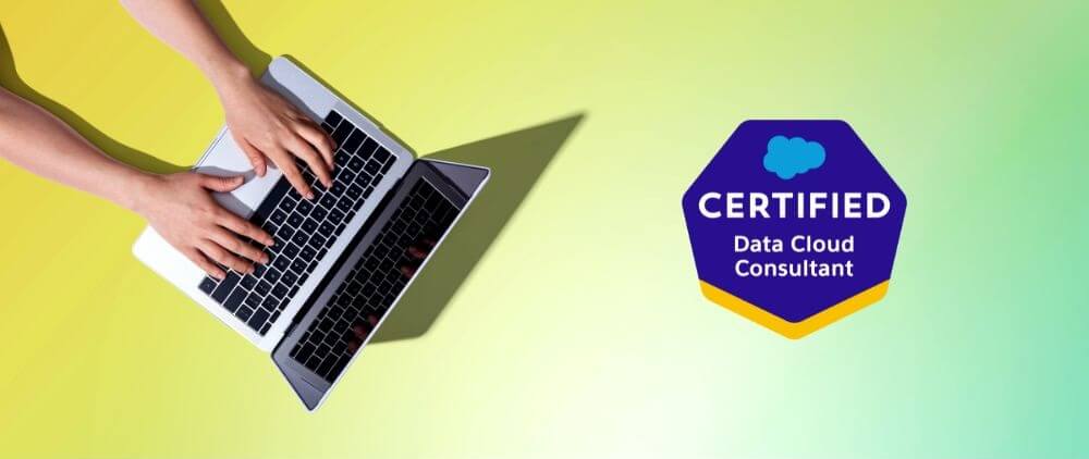 ręce osoby pracującej na laptopie i ikona certyfikatu Salesforce Data Cloud 
