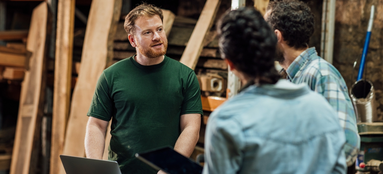 Travailleurs équipe menuiserie ordinateur tablette