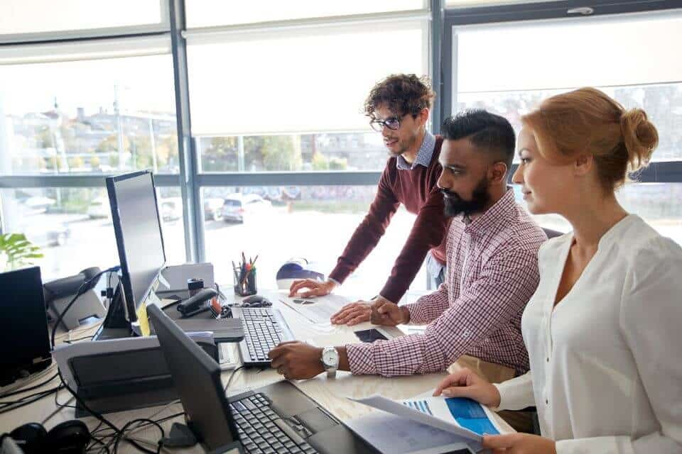 Zespół sprzedawców pracuje z Revenue Cloud, by notować szybszą sprzedaż