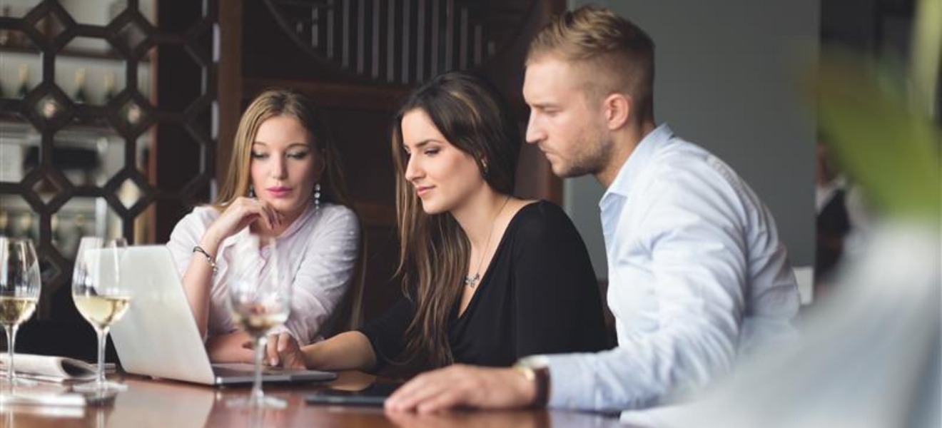 équipe réunion ordinateur crm dashboard