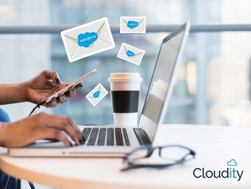 Grafika przedstawia kobietę pracującą na laptopie, dodano elementy graficzne w postaci kopert z logo Salesforce, które mają symbolizować otrzymywany przez nią newsletter