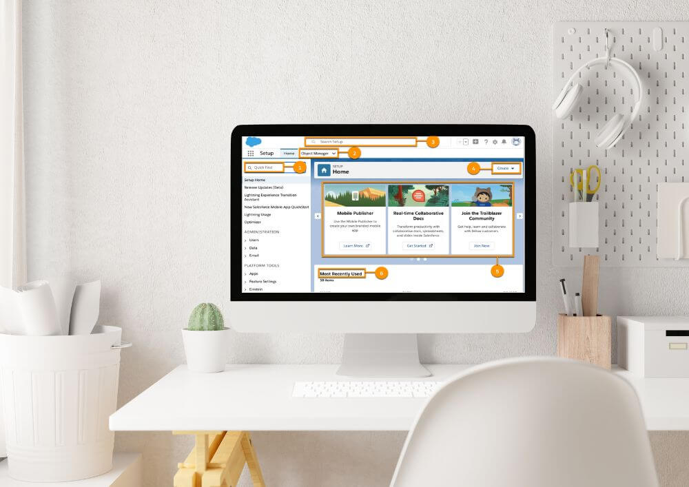 monitor stojący na biurku – na ekranie widać pulpit Salesforce  